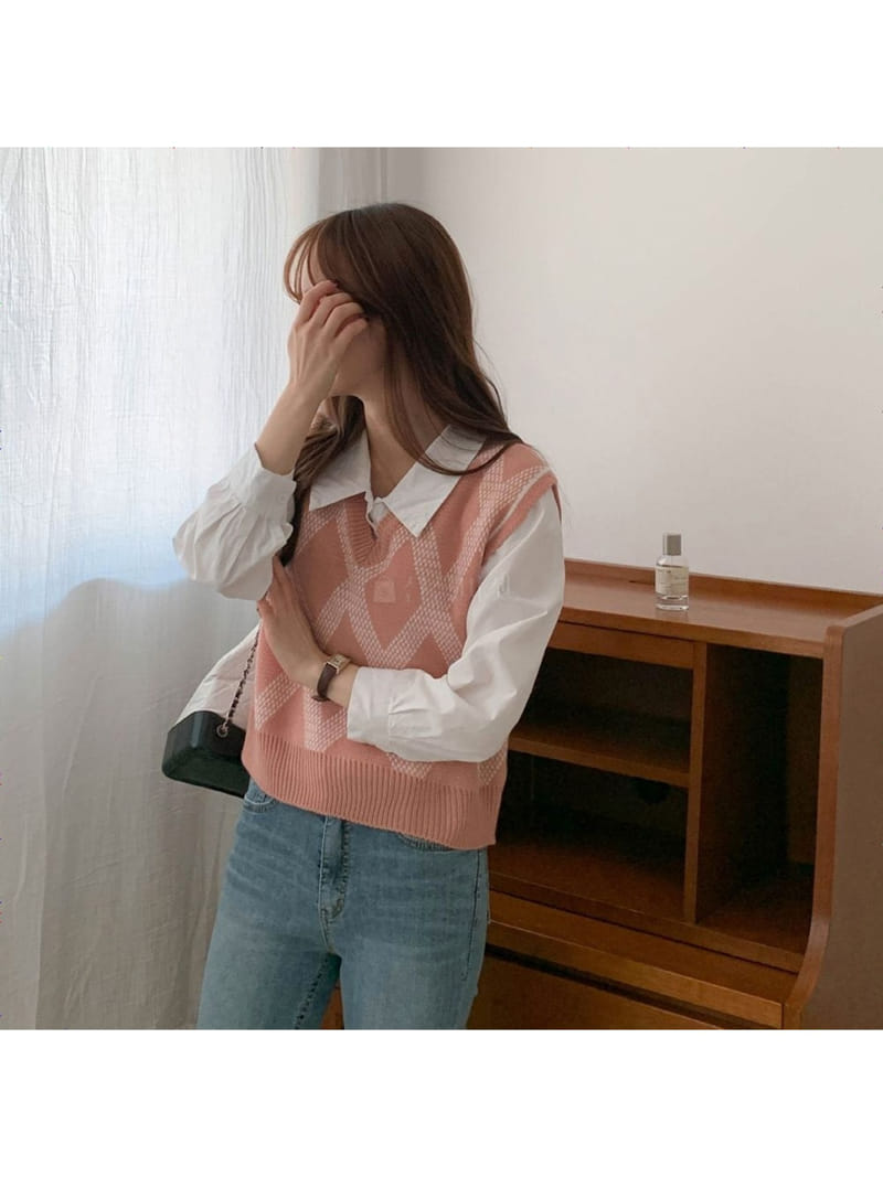 Chemi - Korean Women Fashion - #restrostyle - A V Vest