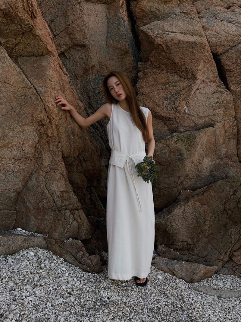 Baie Oud - Korean Women Fashion - #womensfashion - Sleeveless Belt One-piece - 10
