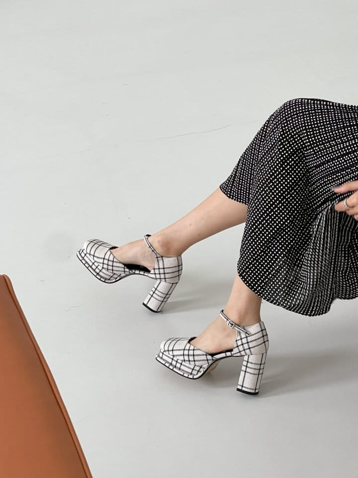Golden Shoe - Korean Women Fashion - #thelittlethings - B1106 Slipper & Sandals - 8