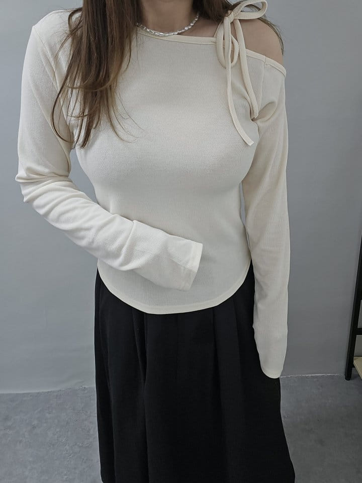 Gram - Korean Women Fashion - #womensfashion - Open Shoulder Ribbon Tee - 3