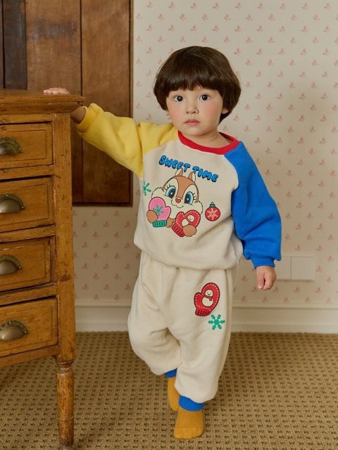 Bebe Gloves Squirrel Top Bottom Set Bebe Gloves Squirrel Top Bottom Set