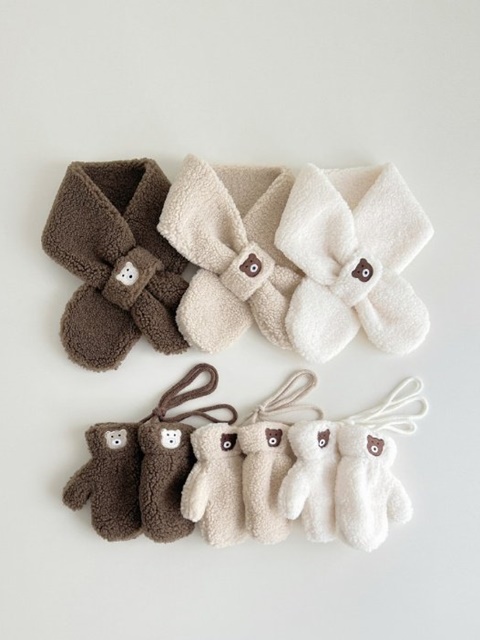 Embroidered Bear Muffler Gloves Set