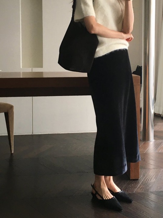Velvete Back Slit Skirt Velvete Back Slit Skirt