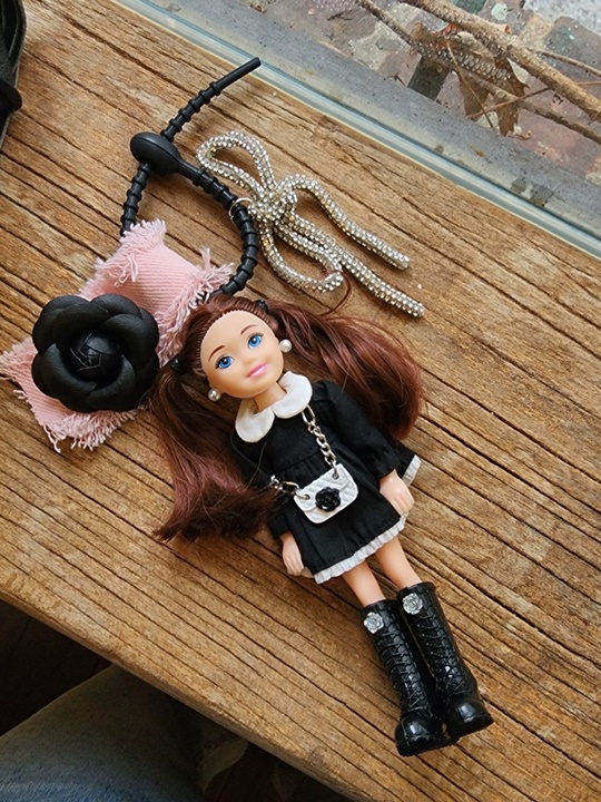 Corsage Black One-piece Keyring