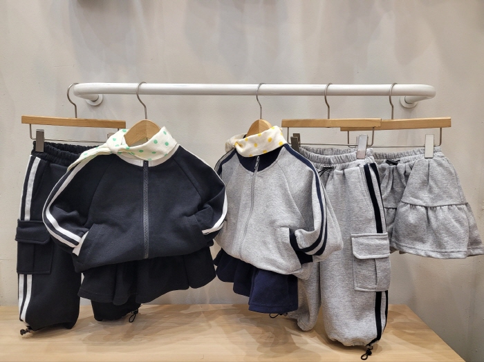 Atree - Korean Women Fashion - #momslook - 2-line Cargo Pants - 4