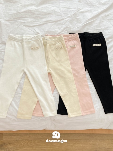 Illy Eyelet Plain Leggings Illy Eyelet Plain Leggings