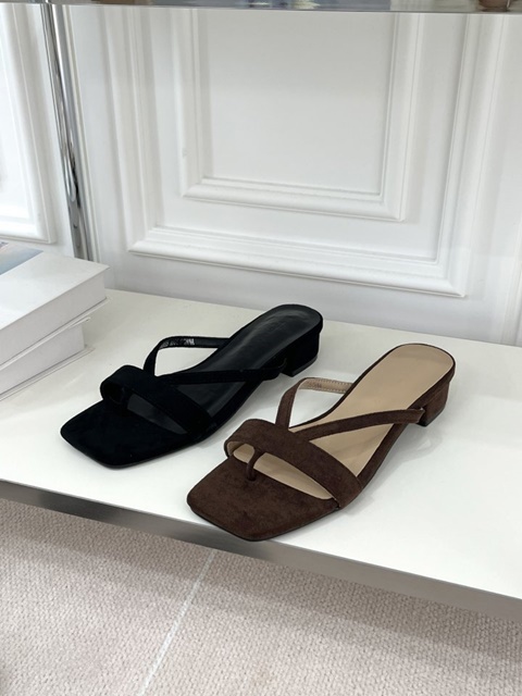 Soft Knot Twist Sandals