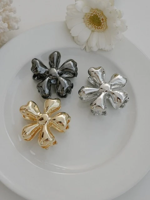 On Flower Mini Clip Pin