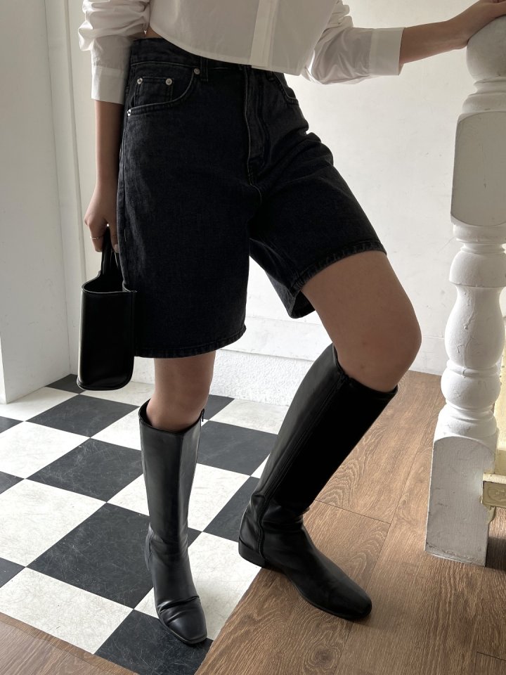 I'm here - Korean Women Fashion - #momslook - Black Denim Shorts - 2