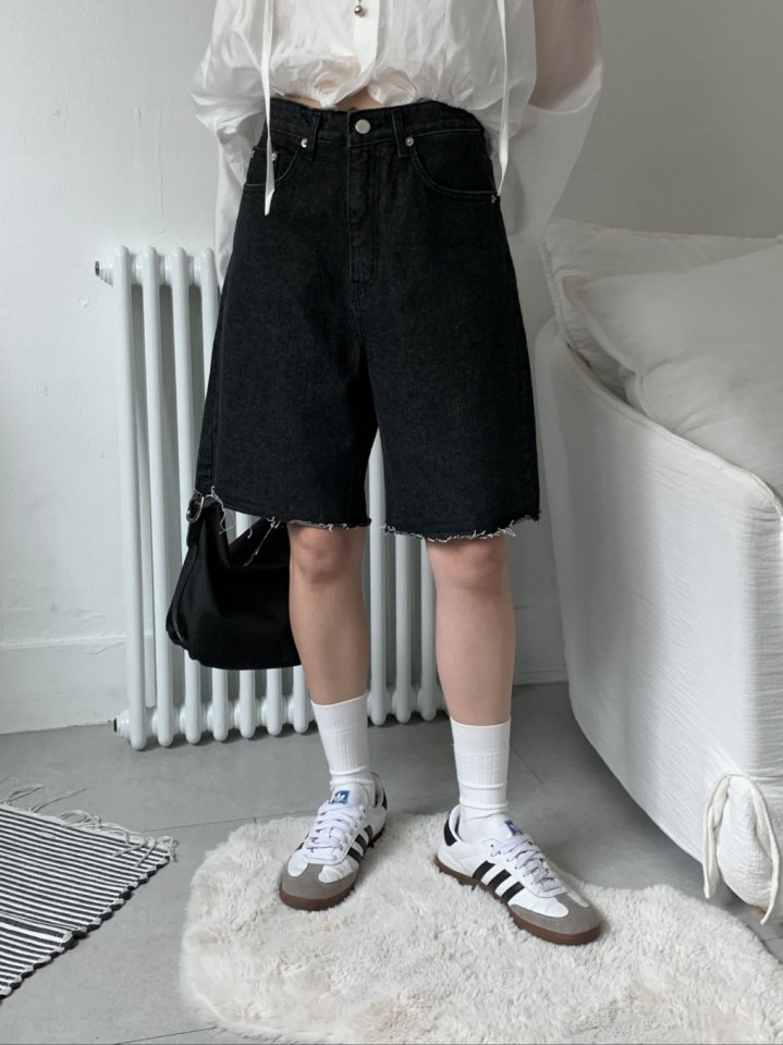 I'm here - Korean Women Fashion - #momslook - Cutting Black Denim Shorts - 10