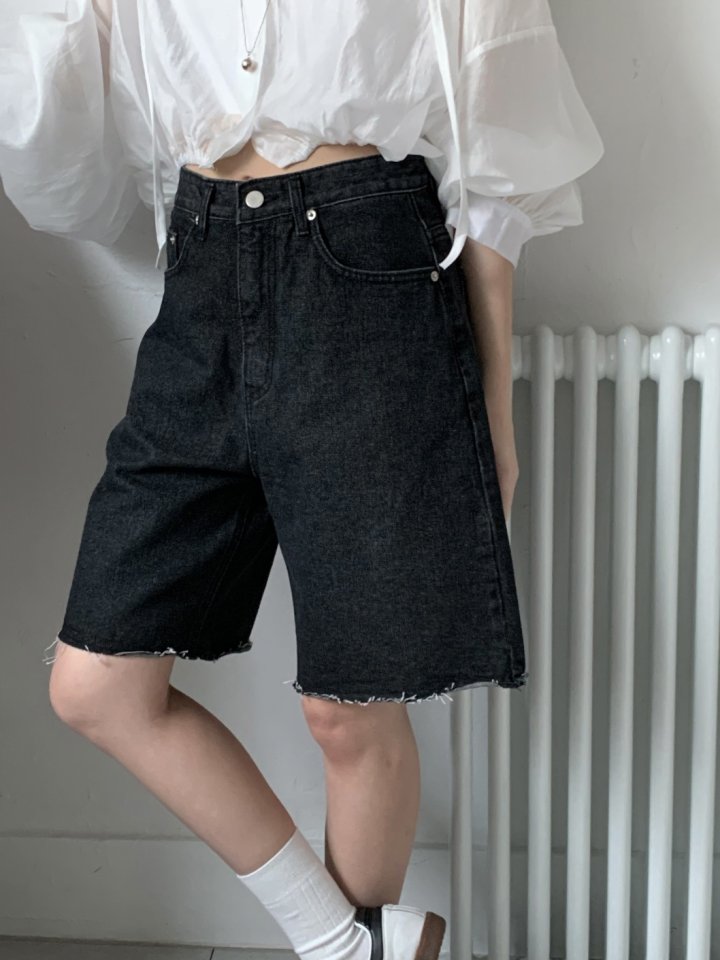 I'm here - Korean Women Fashion - #restrostyle - Cutting Black Denim Shorts