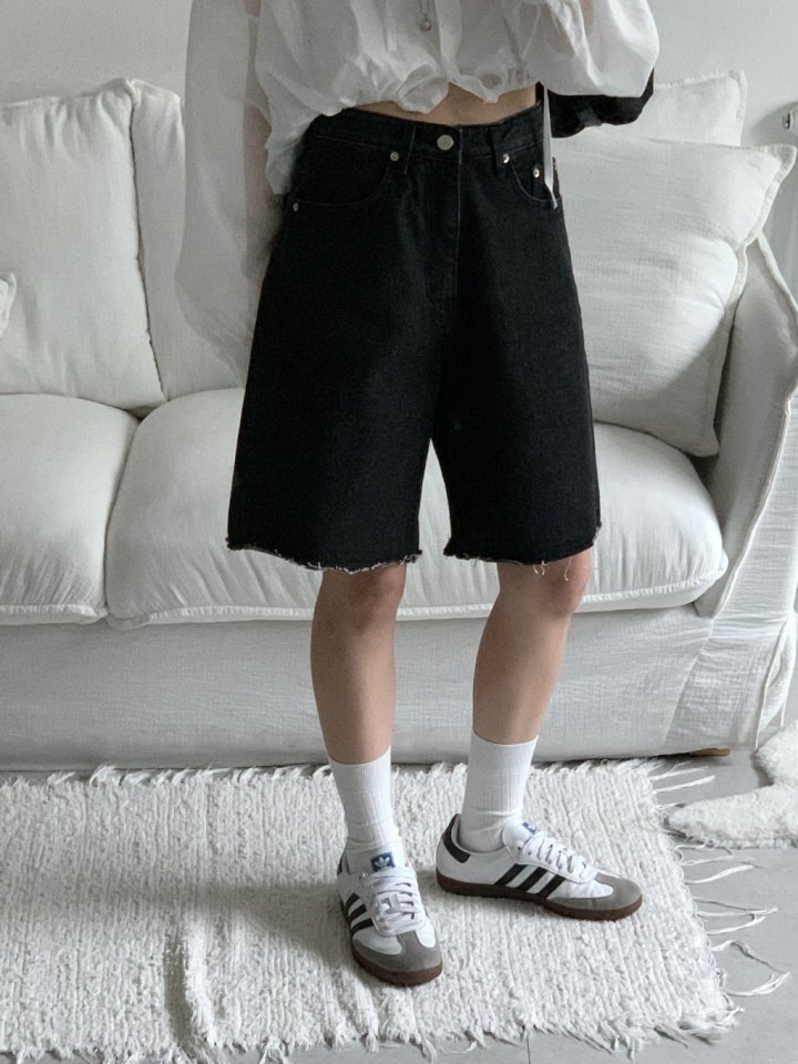 I'm here - Korean Women Fashion - #womensfashion - Cutting Black Denim Shorts - 11