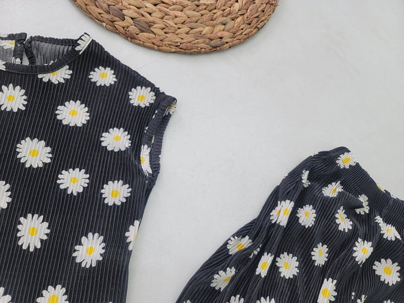 Moran - Korean Children Fashion - #prettylittlegirls - Daisy Pleats Top Bottom Set - 12