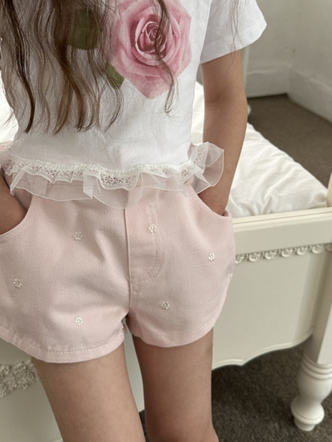 Daisy Embroidery Short Pants