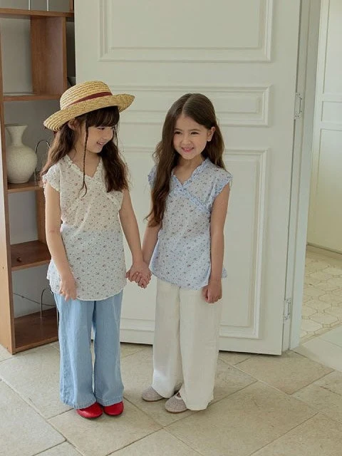 Frill Flower Sleeveless Blouse
