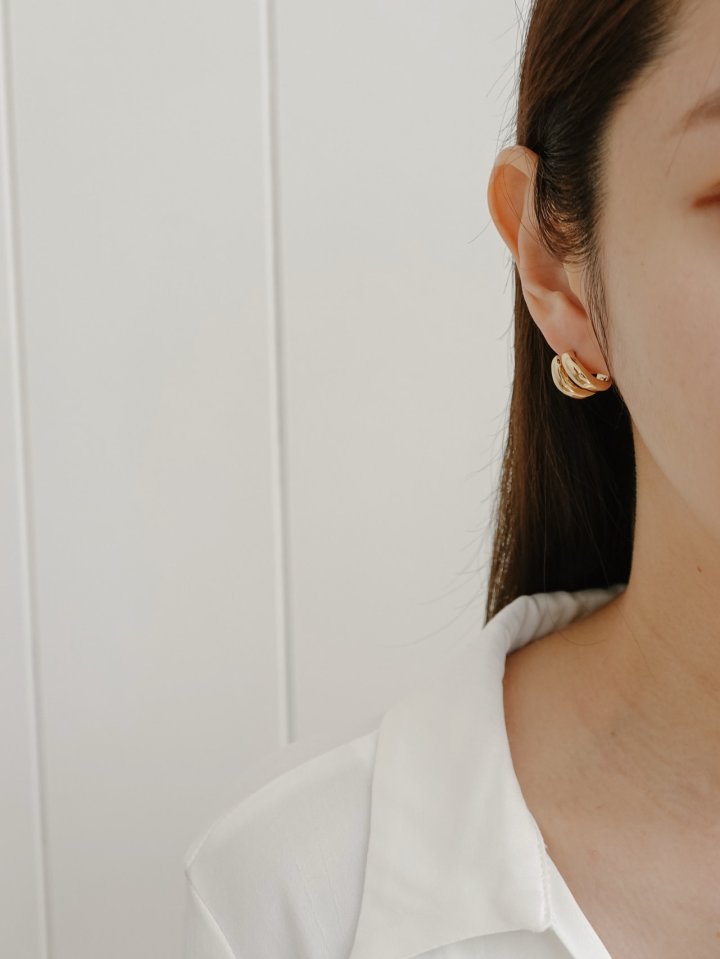 Eeiitt - Korean Women Fashion - #momslook - Crabby Two-Line Earrings - 11