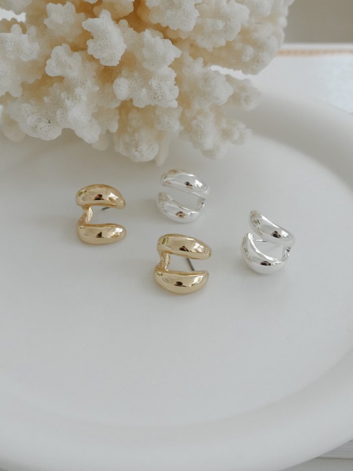 Eeiitt - Korean Women Fashion - #thatsdarling - Crabby Two-Line Earrings