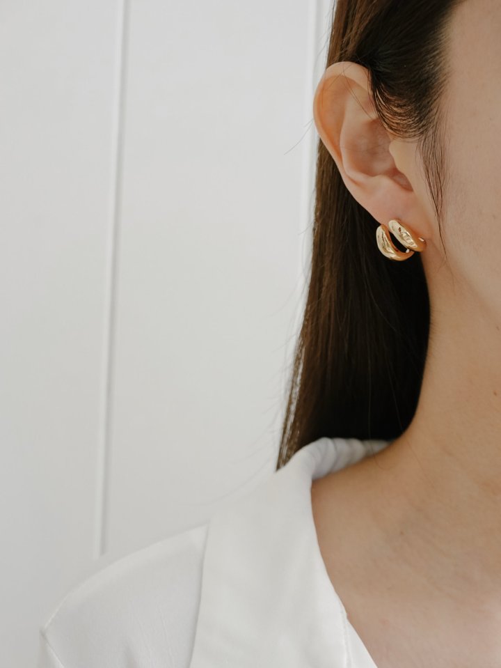 Eeiitt - Korean Women Fashion - #thelittlethings - Crabby Two-Line Earrings - 2