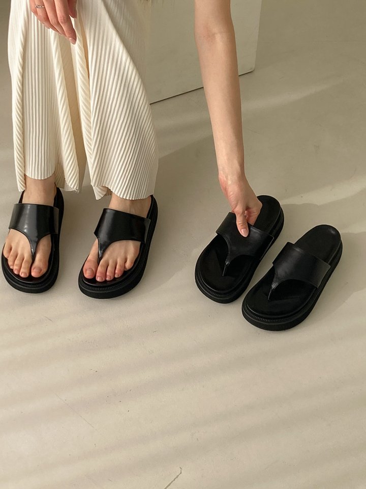 Vade - Korean Women Fashion - #momslook - Thong Point Sandals PU Black - 2