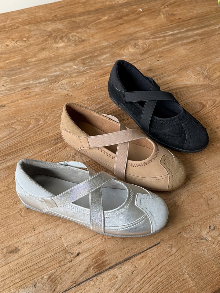 Vade - Korean Women Fashion - #momslook - Two-Tone Round Strap Velcro Flat - 2