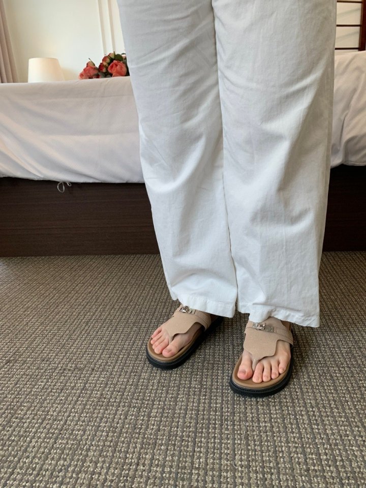 Vade - Korean Women Fashion - #momslook - Summer Thong Gold Decor Round Slippers - 7