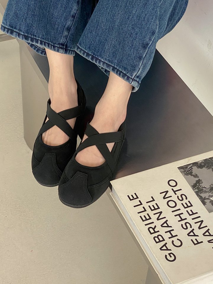 Vade - Korean Women Fashion - #romanticstyle - Two-Tone Round Strap Velcro Flat - 9