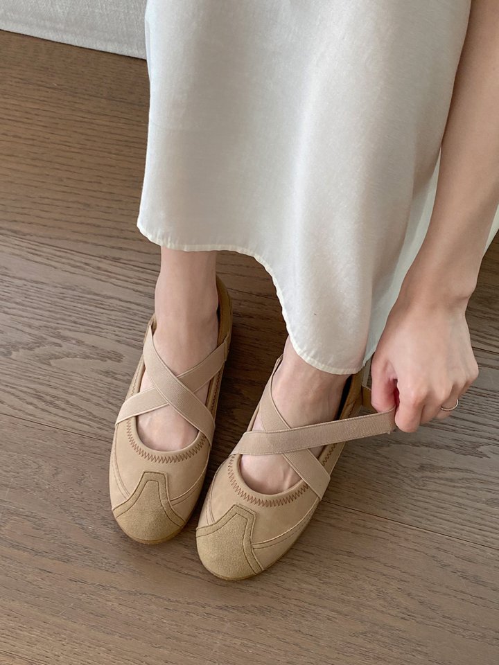Vade - Korean Women Fashion - #vintagekidsstyle - Two-Tone Round Strap Velcro Flat - 6