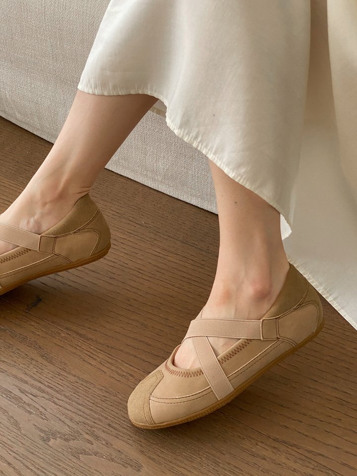 Vade - Korean Women Fashion - #momslook - Two-Tone Round Strap Velcro Flat - 4
