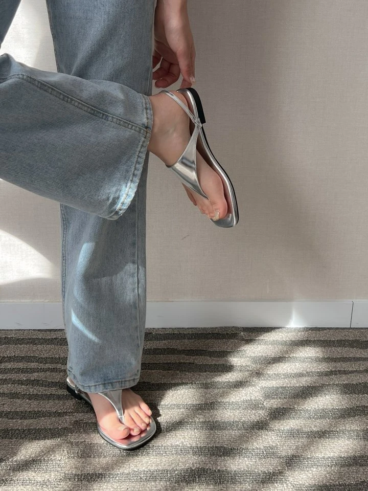 Vade - Korean Women Fashion - #womensfashion - Round Big Toe Flip-Flop Sandals