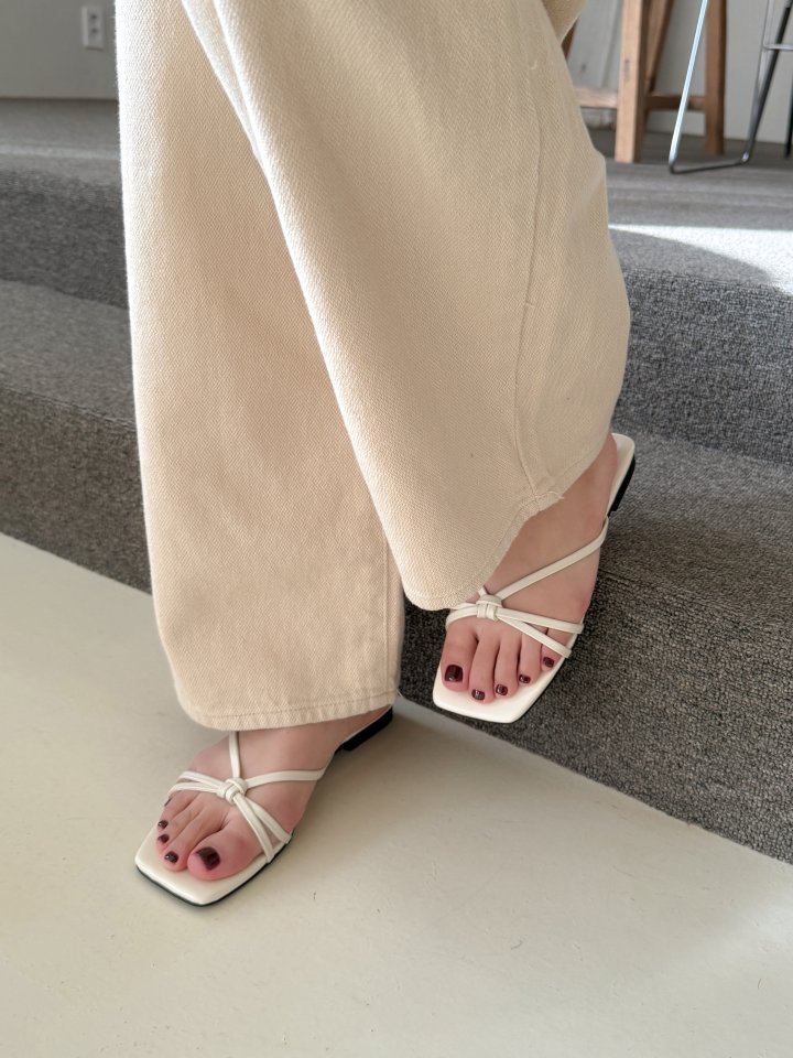 Vade - Korean Women Fashion - #womensfashion - Low Heel Flip-Flop Square Twisted Sandals - 10