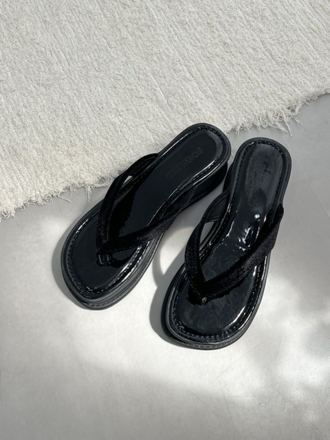 Vivid Glossy Black Flip-flop Sandals