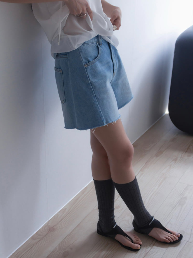 Inssense - Korean Women Fashion - #womensfashion - Side Slit Bead Detail Denim Shorts - 4
