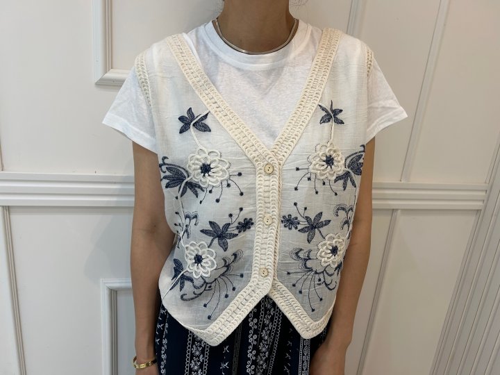 Pearls room - Korean Women Fashion - #shopsmall - Daisy Embroidery Vest