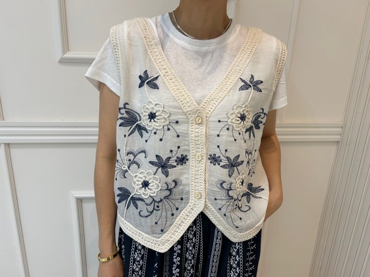 Pearls room - Korean Women Fashion - #thatsdarling - Daisy Embroidery Vest - 2