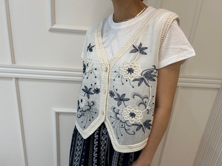 Pearls room - Korean Women Fashion - #thelittlethings - Daisy Embroidery Vest - 3