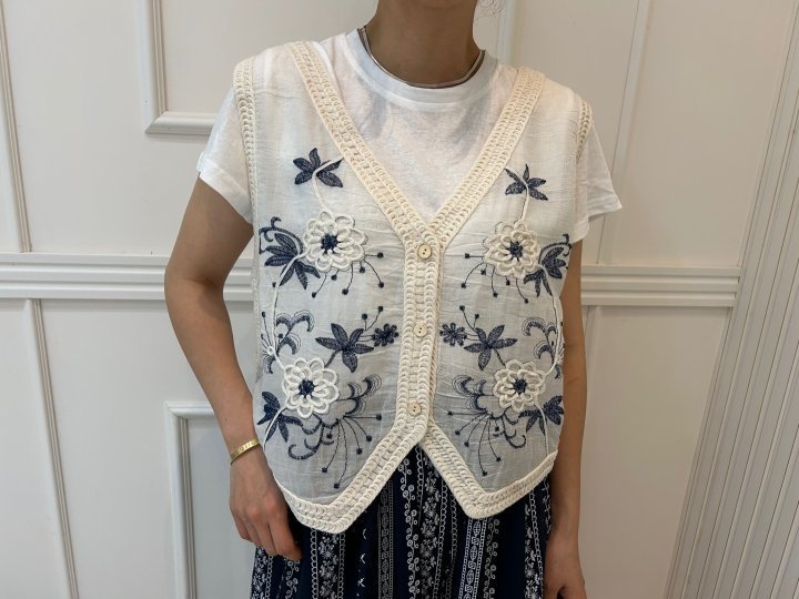 Pearls room - Korean Women Fashion - #womensfashion - Daisy Embroidery Vest - 5