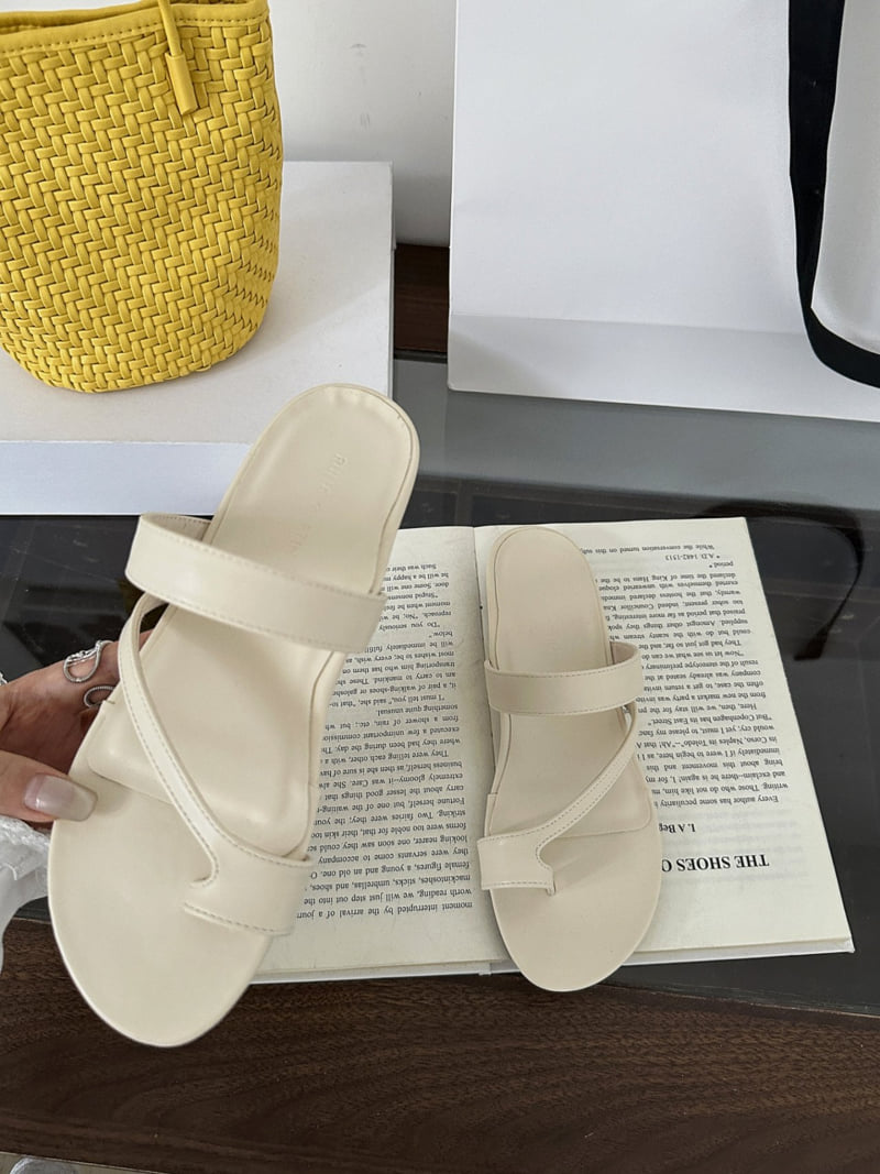 Runa Martin - Korean Women Fashion - #shopsmall - Cushion Arch Toe Strap Flip-Flop Sandals - 11