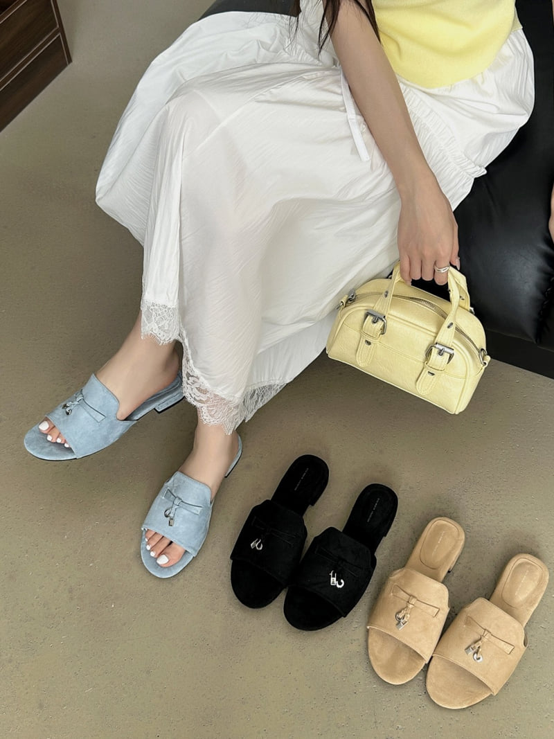 Runa Martin - Korean Women Fashion - #womensfashion - Loro Suede Round Mule Blopfer Sandals