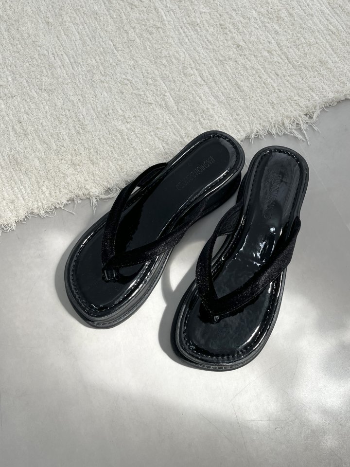 Vade - Korean Women Fashion - #momslook - Vivid Glossy Black Flip-flop Sandals