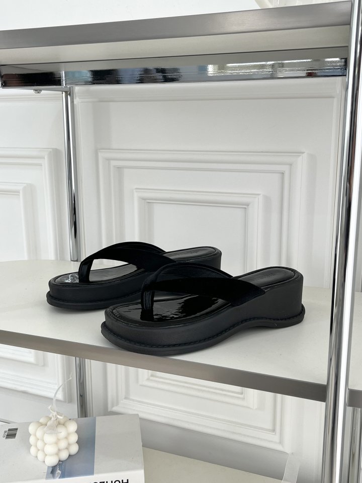 Vade - Korean Women Fashion - #momslook - Vivid Glossy Black Flip-flop Sandals - 3