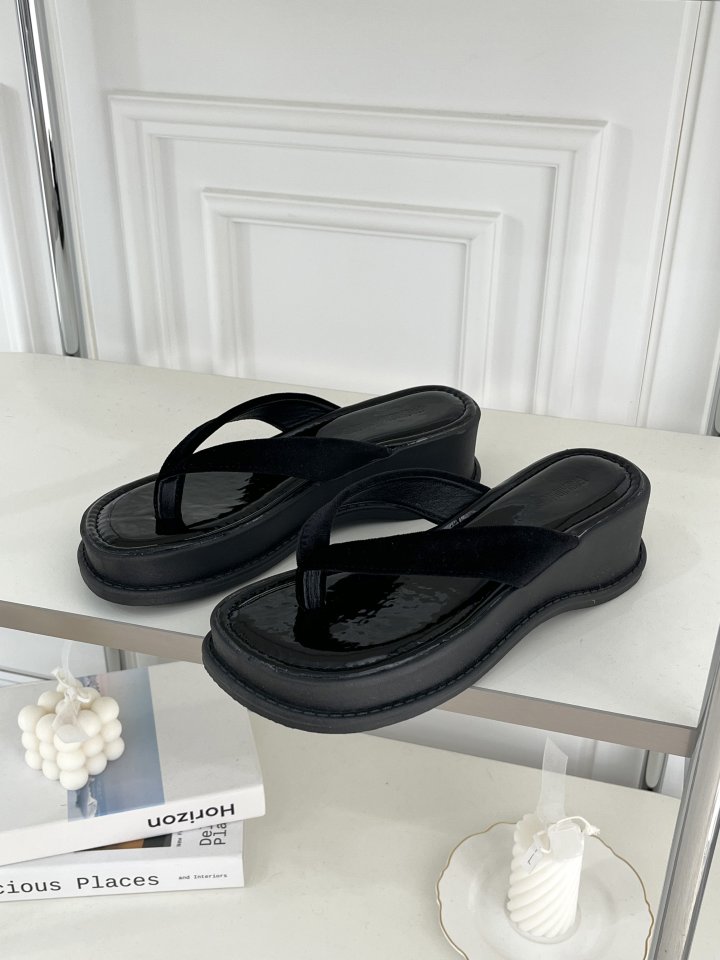 Vade - Korean Women Fashion - #momslook - Vivid Glossy Black Flip-flop Sandals - 5