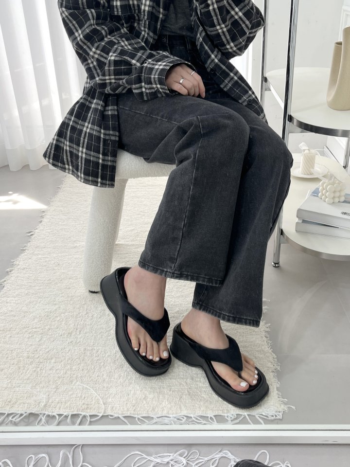 Vade - Korean Women Fashion - #momslook - Platform Heel Flip-flop Sandals  