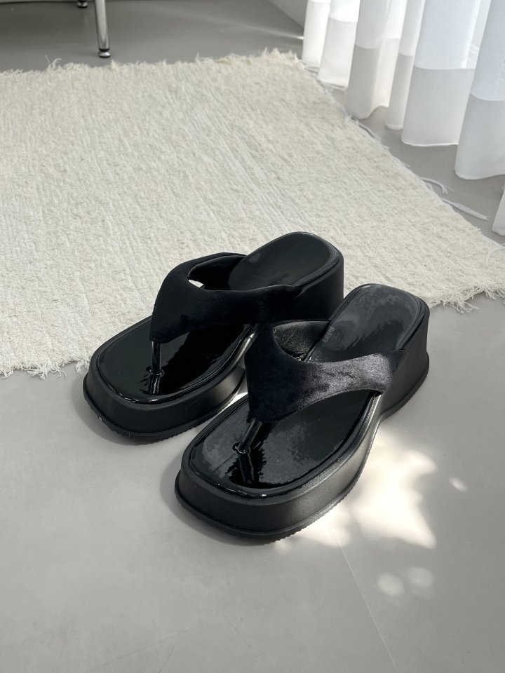Vade - Korean Women Fashion - #momslook - Platform Heel Flip-flop Sandals   - 3