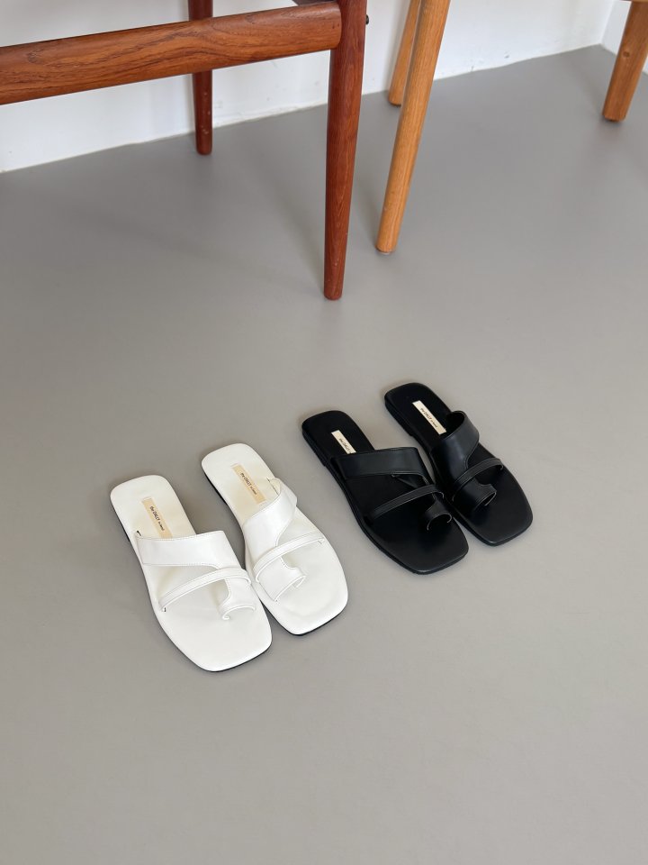 Vade - Korean Women Fashion - #womensfashion - Point Flip-flop Sandals   - 2