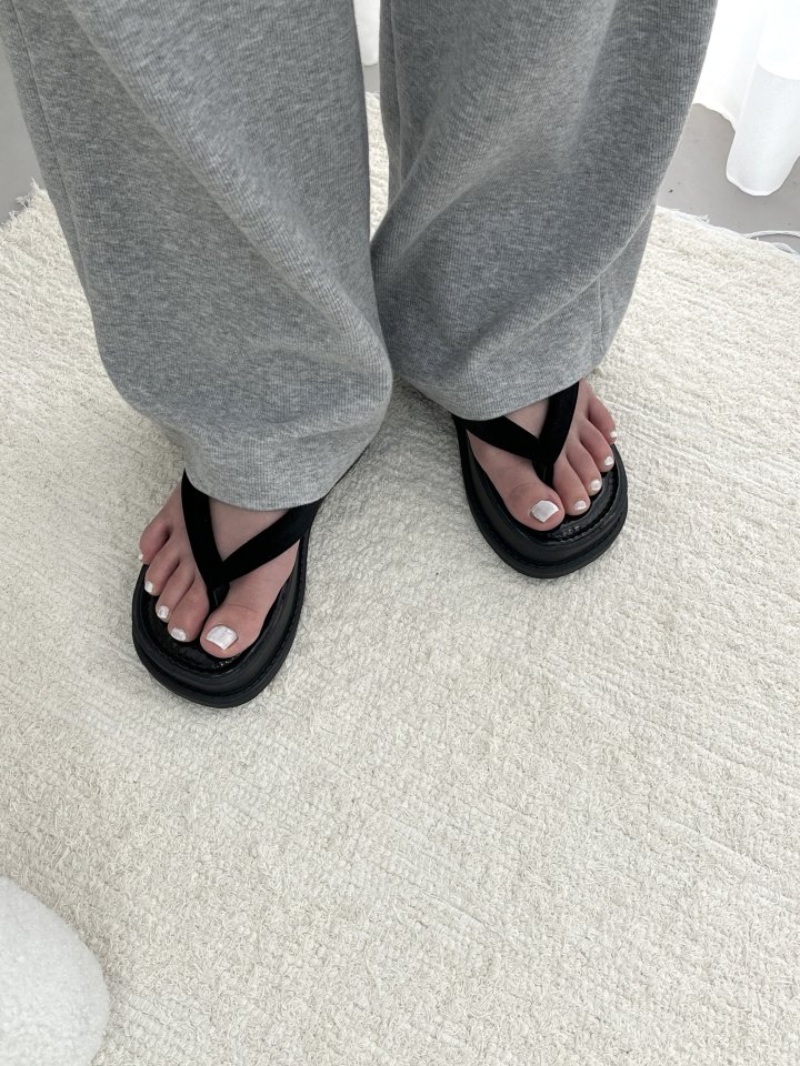 Vade - Korean Women Fashion - #womensfashion - Vivid Glossy Black Flip-flop Sandals - 10