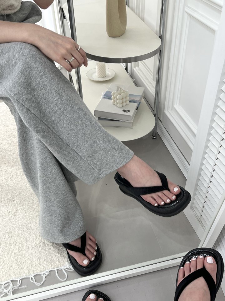 Vade - Korean Women Fashion - #womensfashion - Vivid Glossy Black Flip-flop Sandals - 12