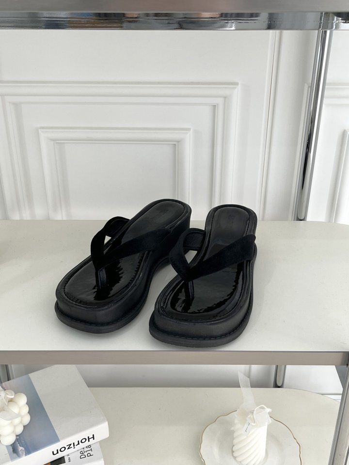 Vade - Korean Women Fashion - #womensfashion - Vivid Glossy Black Flip-flop Sandals - 2