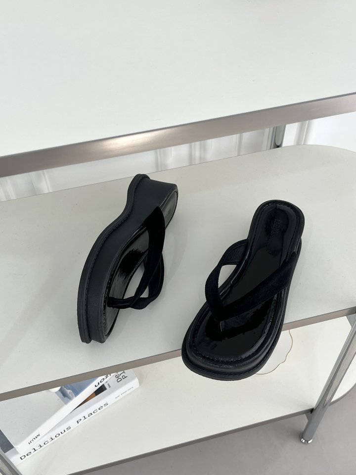 Vade - Korean Women Fashion - #momslook - Vivid Glossy Black Flip-flop Sandals - 4