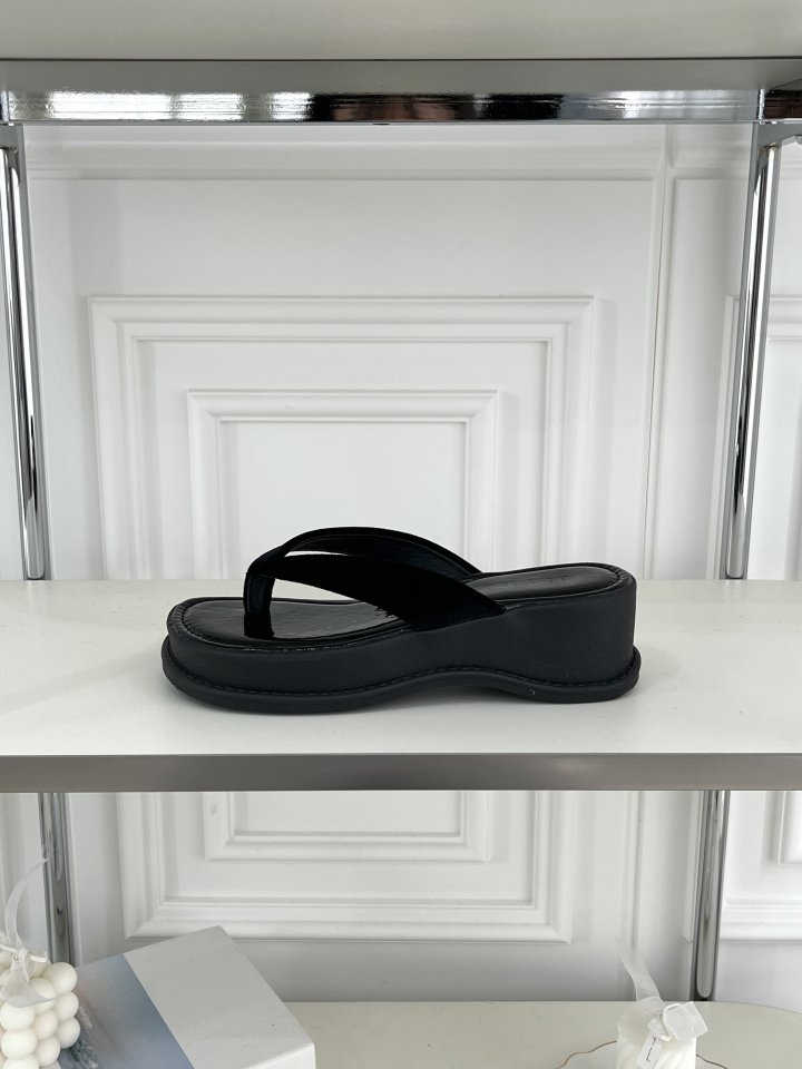 Vade - Korean Women Fashion - #womensfashion - Vivid Glossy Black Flip-flop Sandals - 8