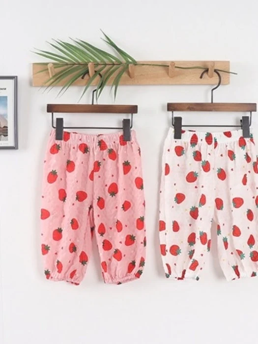 7/10 Big Strawberry Bloomers 7/10 Big Strawberry Bloomers